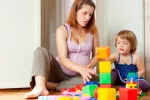 Beneficios del juego en la etapa preescolar Madre jugando con su hija