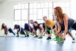 Beneficios del pound fitness para la salud Grupo agita las batutas haciendo pound fitness