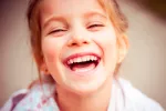 Beneficios del slow parenting para los niños Niña criada con slow parenting riéndose