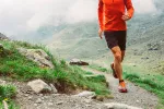 Beneficios del trail running para la salud y contraindicaciones Deportista practicando trail running