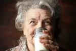 Beneficios de los lácteos para las personas mayores Señora mayor tomando un vaso de leche