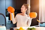 Beneficios de la calabaza y contraindicaciones Mujer con una calabaza