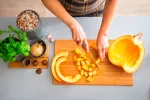 Usos de la calabaza en la cocina: recetas y cómo comprarla Mujer cocinando una calabaza