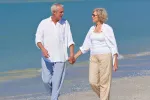 Adultos paseando por la playa Ejercicio para la enfermedad coronaria aguda