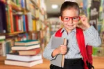 Características del niño superdotado Niña superdotada en la biblioteca