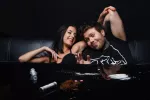 Causas y consecuencias de la adicción a la cocaína Una pareja joven ríe tras consumir cocaína