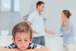 Niño deprimido por las discusiones parentales