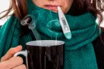 Causas de faringitis Mujer tiene fiebre y gripe
