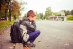 Causas del fracaso escolar Niño con mochila triste