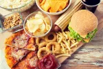 Causas del síndrome metabólico Adolescentes tomando fast food