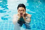 Hombre en la piscina afectado por el cloro