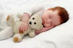 Bebé dormido con su peluche Bebé dormido con su peluche
