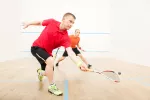 Cómo se juega al squash Dos hombres juegan al squash
