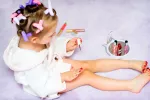 Niña pequeña pintándose las uñas