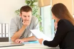 Consecuencias de no saber afrontar una entrevista de trabajo Hombre nervioso en una entrevista de trabajo