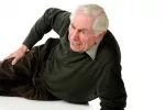 Consecuencias de la sarcopenia Hombre mayor sufre una caída