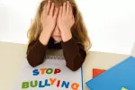 Niña víctima de acoso escolar o bullying