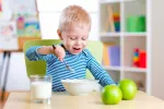 Consejos para enseñar a tu hijo a ser independiente Niño pequeño comiendo solo
