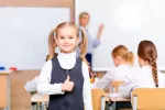 Consejos para elegir una buena escuela Niña contenta en el colegio