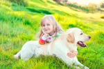 Niña tras la compra de un labrador retriever