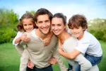 Consejos para prevenir conflictos en las familias mixtas Una pareja y sus hijos sonrientes en el campo