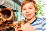 Niño con una serpiente