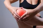 Contraindicaciones de los burpees: cómo evitar lesionarse Mujer con dolor en la rodilla