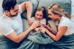 Descubre por qué tenemos cosquillas Familia haciéndose cosquillas
