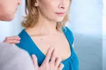 Cuándo se hace una dermatoscopia digital Un dermatólogo observa un lunar en una mujer