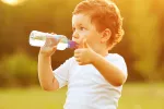 Bebé bebiendo agua ¿Cuánta agua necesita tu bebé?