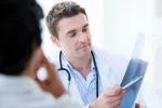 Médico analizando una prueba de tránsito esofágico Diagnóstico del cáncer de esófago