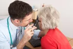 Diagnóstico del colesteatoma Otorrino examinando el oído a una paciente