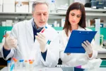 Diagnóstico del síndrome de Lynch Dos profesionales médicos trabajando en un laboratorio