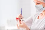Diagnóstico de la fiebre de Oropouche Enfermera etiquetando una muestra de sangre