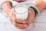 Qué debe incluir la dieta en la tercera edad Anciano desayunando lácteos y fruta