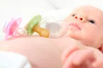 Cómo actúan los disruptores endocrinos y a quién afectan Bebé con productos de puericultura