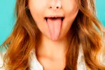Chica enseñando la lengua