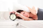 Dysania y clinomanía: obsesión por estar en la cama Mujer con una obsesión por las sábanas de la cama