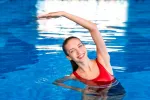 Ejercicios no recomendados para fibromiálgicos Mujer realizando ejercicios en el agua para la fibromialgia