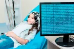 Chica realizándose una prueba de electroencefalograma (EEG)