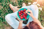 Cómo elegir las mejores fresas Chica comiendo fresas