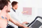 Cómo se hace la ergometría Hombre realizando una prueba de ergometría