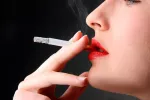 6 factores a evitar que perjudican tus labios Mujer con los labios pintados fumando un cigarrillo