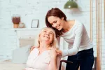 Consejos para el cuidador de un familiar con demencia Persona cuidando a un familiar con demencia