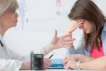 Fertilidad y enfermedad celíaca Una mujer preocupada durante una consulta médica