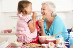 Nieta jugando con la abuela Niños y mayores con sistema inmune más débil