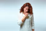 Fuga de orina al toser, ¿es normal? Mujer tosiendo con fugas de orina