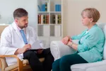 Funciones del psicólogo en la atención a los mayores Una mujer mayor en la consulta del psicólogo