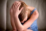 Consecuencias del gaslighting: cómo prevenir sus efectos Mujer con problemas de autoestima