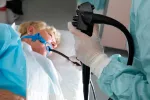 Cómo se hace la endoscopia digestiva alta Persona realizándose una endoscopia digestiva